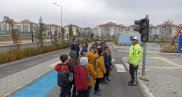 Okullarda trafik bilinci yerleştirmek için eğitimler devam ediyor