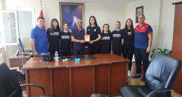 Kaymakam Elmacıoğlu basketbolcuları makamında kabul etti