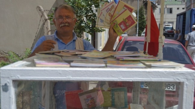 Simitçi Dede’den bir ayda bin kitap