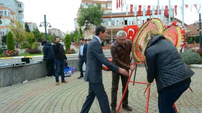 CHP Babaeski İlçe Teşkilatı Atatürk Anıtına Çelenk Koydu