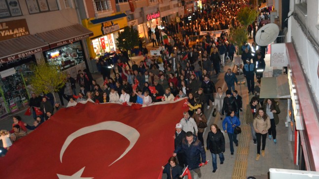 ERTELENEN YÜRÜYÜŞTE CUMHURİYET COŞKUSU