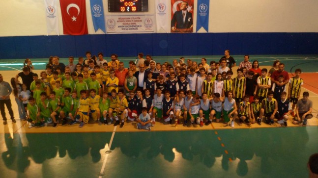 1. BASKETBOL ŞENLİĞİ RENKLİ GÖRÜNTÜLERE SAHNE OLDU