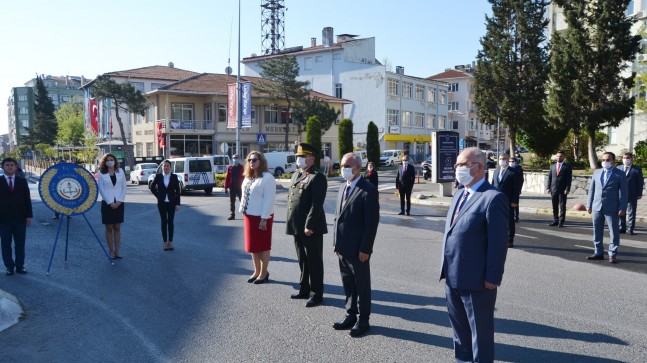 23 Nisan sosyal mesafeli kutlandı