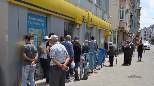 PTT önünde kuyruk uzadı, sosyal mesafe unutuldu