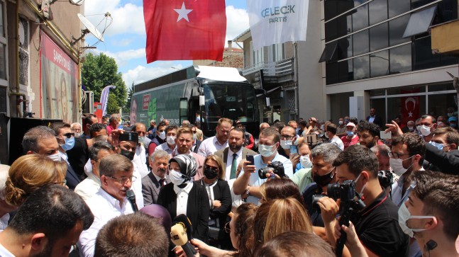 Babaeski Davutoğlu’nu kucakladı