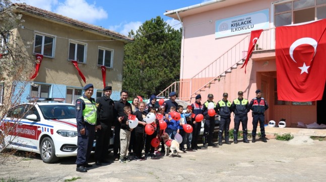 Trafik jandarmasından okullara 23 Nisan ziyareti