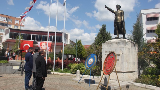 CHP Atatürk Anıtına çelenk koydu