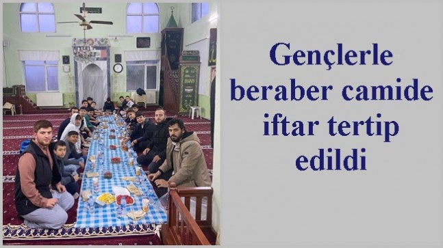 Gençlerle beraber camide iftar tertip edildi