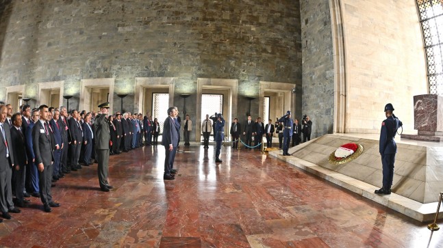 Ata’nın huzurunda saygı duruşunda bulundu