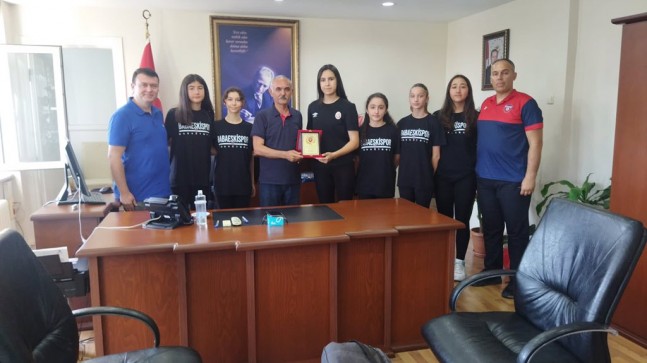 Kaymakam Elmacıoğlu basketbolcuları makamında kabul etti