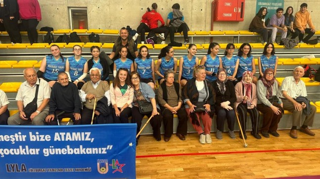 Huzurevi sakinleri voleybol maçlarını tribünlerde takip etti