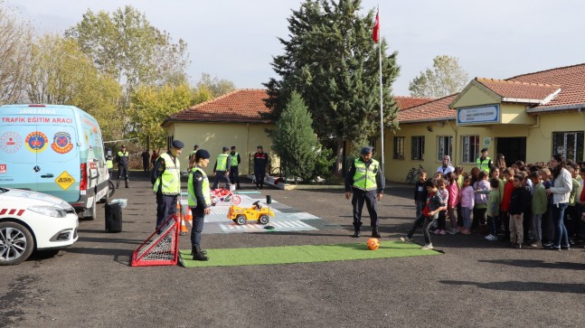 Öğrencilere trafik eğitimi verildi