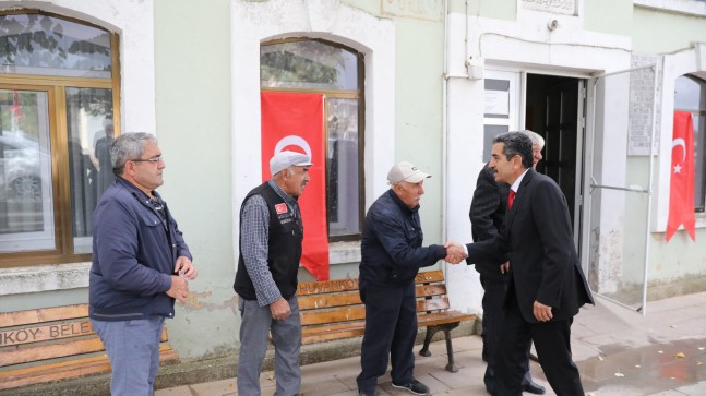 Vali Ekici Cuma Namazı sonrası vatandaşlarla sohbet etti