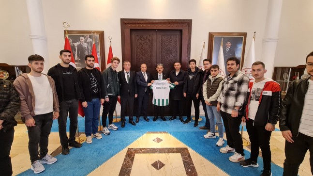 Vali Ekici misafir Bursaspor’u makamında kabul etti