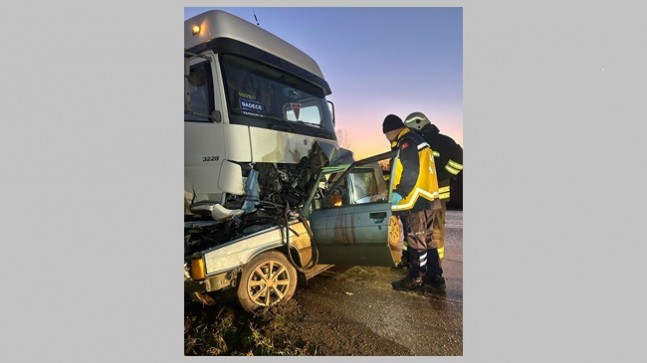 Süt toplama kamyonuyla çarpışan otomobilin sürücüsü Akın, hayatını kaybetti