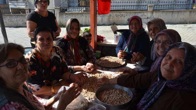 Hamidiye Mahallesi’nin geleneksel aşure etkinliği için kolları sıvadılar