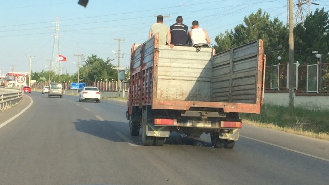 Kamyon üstünde tehlikeli yolculuk