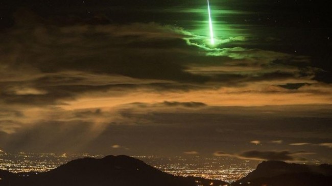 İstanbul’a yeşil ışık saçan meteor düştüğü iddia edildi