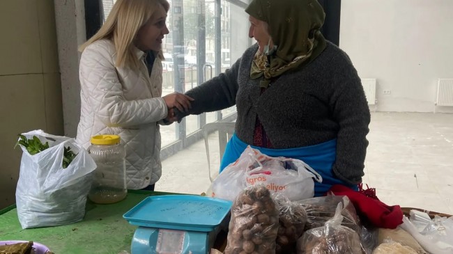 MHP Çarşamba pazarında esnafları ziyaret etti
