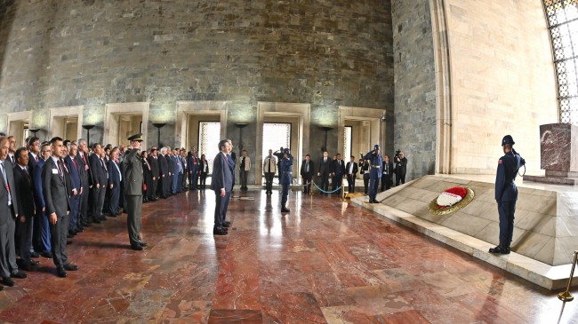 Ata’nın huzurunda saygı duruşunda bulundu