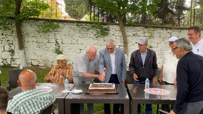 Huzurevi sakinleri babalar gününü kutladı