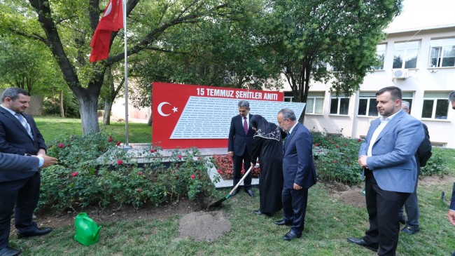 Şehitlerin hatırasına 252 gül fidanı toprakla buluşturuldu