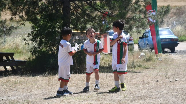 Minik futbolcular için piknik düzenledi