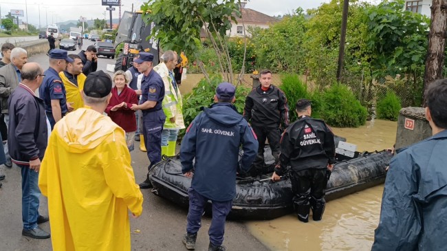 Vali Ekici Karadeniz’de sel felaketinden etkilenenler için geçmiş olsun mesajı yayınladı