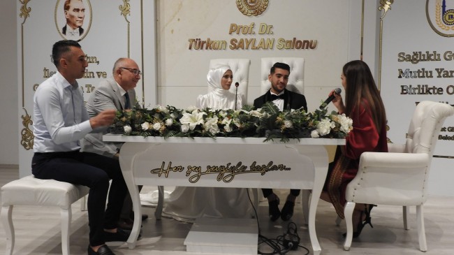 Kaymakam Yüce depremzede çiftin nikah şahidi oldu