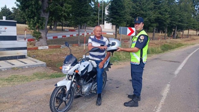 Kaskı bulunmayan 30 motosiklet sürücüsüne kask hediye edildi