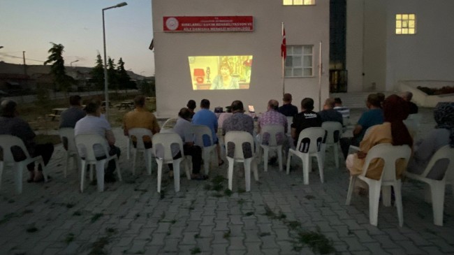 Açık hava sinemasının tadını çıkardılar