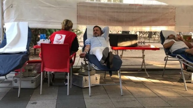 Milletvekili Sarıçam Kızılay’a kan bağışında bulundu