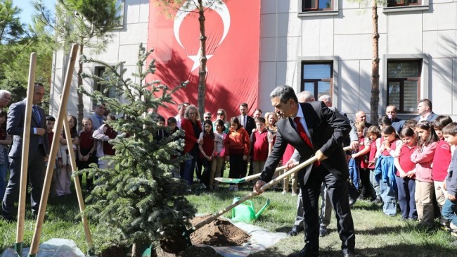 İlk fidan toprakla buluştu