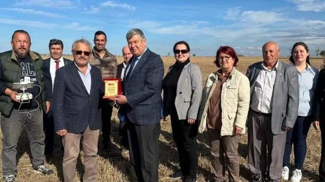 O yazıyı yazanlara plaket takdim edildi