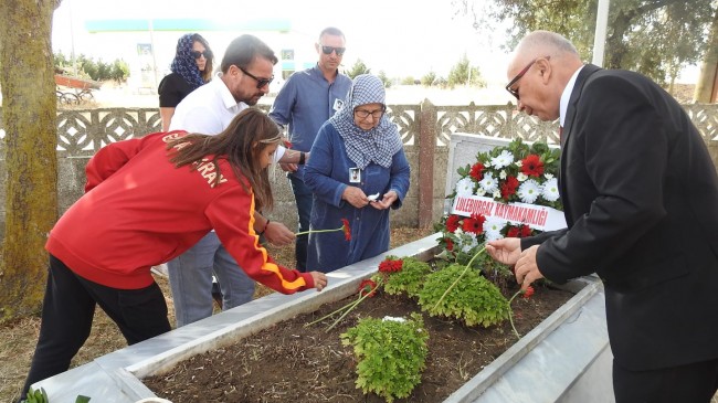 Şehit Öğretmen kabri başında anıldı