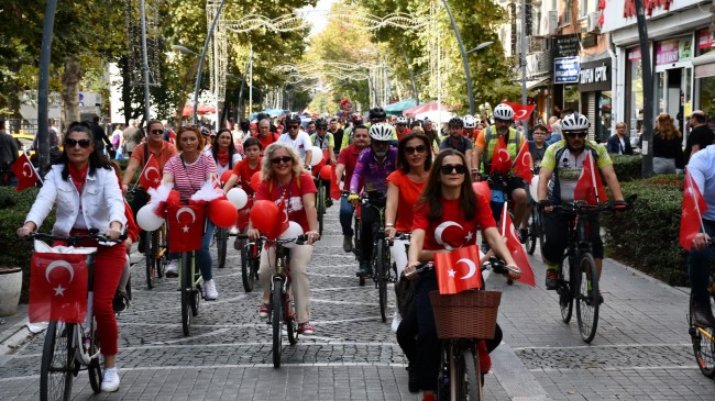 Cumhuriyet Bisiklet Turu renkli görüntülere sahne oldu
