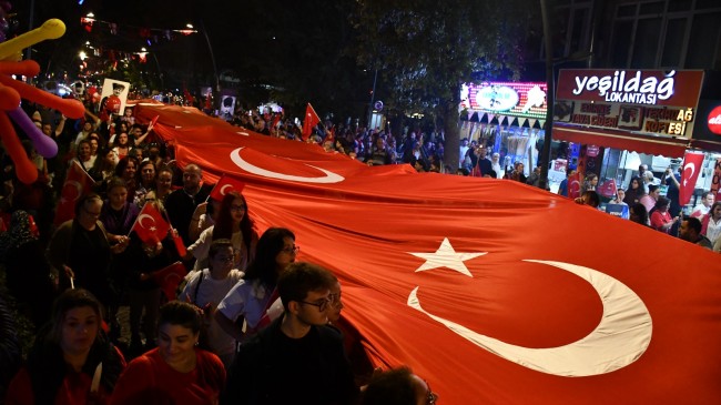 On binlerce Cumhuriyet ve Atatürk sevdalısı tek yürek oldu