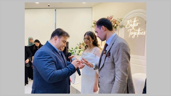 Başkan Gün genç çiftin nişan yüzüklerini taktı