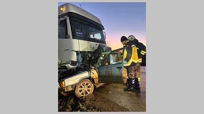 Süt toplama kamyonuyla çarpışan otomobilin sürücüsü Akın, hayatını kaybetti