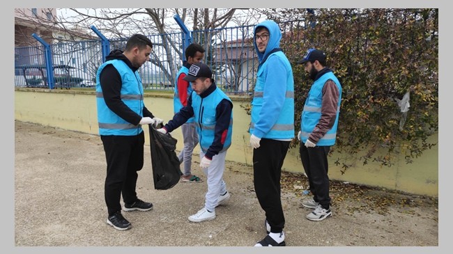 Öğrenciler yurt çevresinde temizlik yaptı