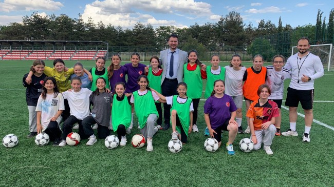 Kız Çocukları İçin Futbol Kursu Başlattı