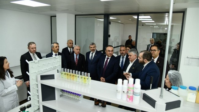 Kırklareli Ticaret ve Sanayi Odası Başkanı Soner Ilık, Atak Kozmetik’in Üretim Alanını Gezdi